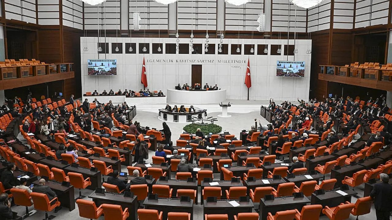 Kampüslere Dönüş Kapısını Açan Teklif Meclis Yolunda!