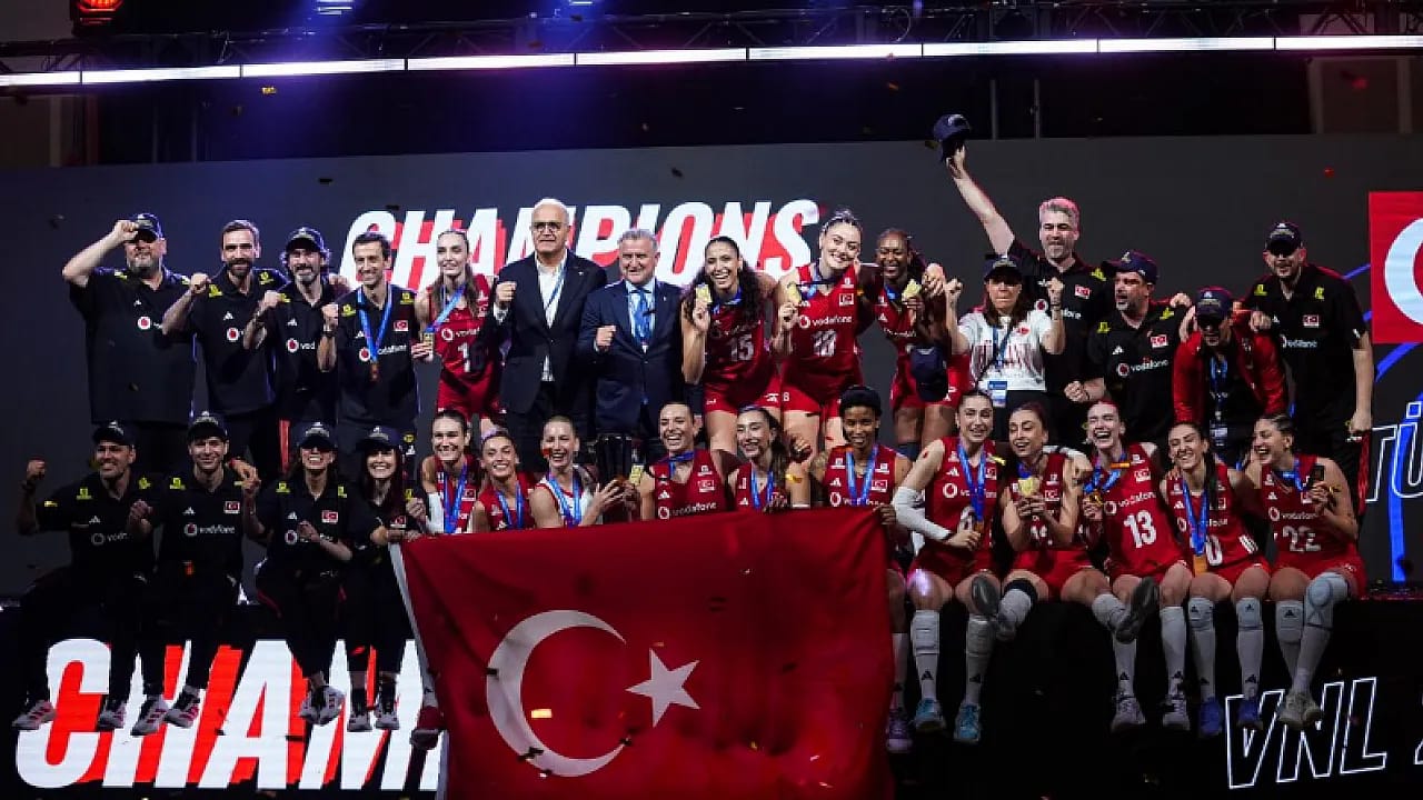 Altın Kızlar İstanbul'da Bayraklar Ve Marşlarla Karşılandı!