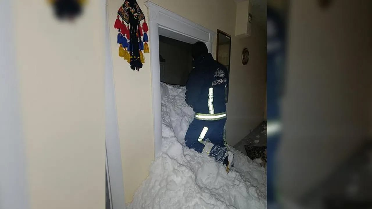 Van Çatak'ta Çığ Düştü: 22 Ev Boşaltıldı!