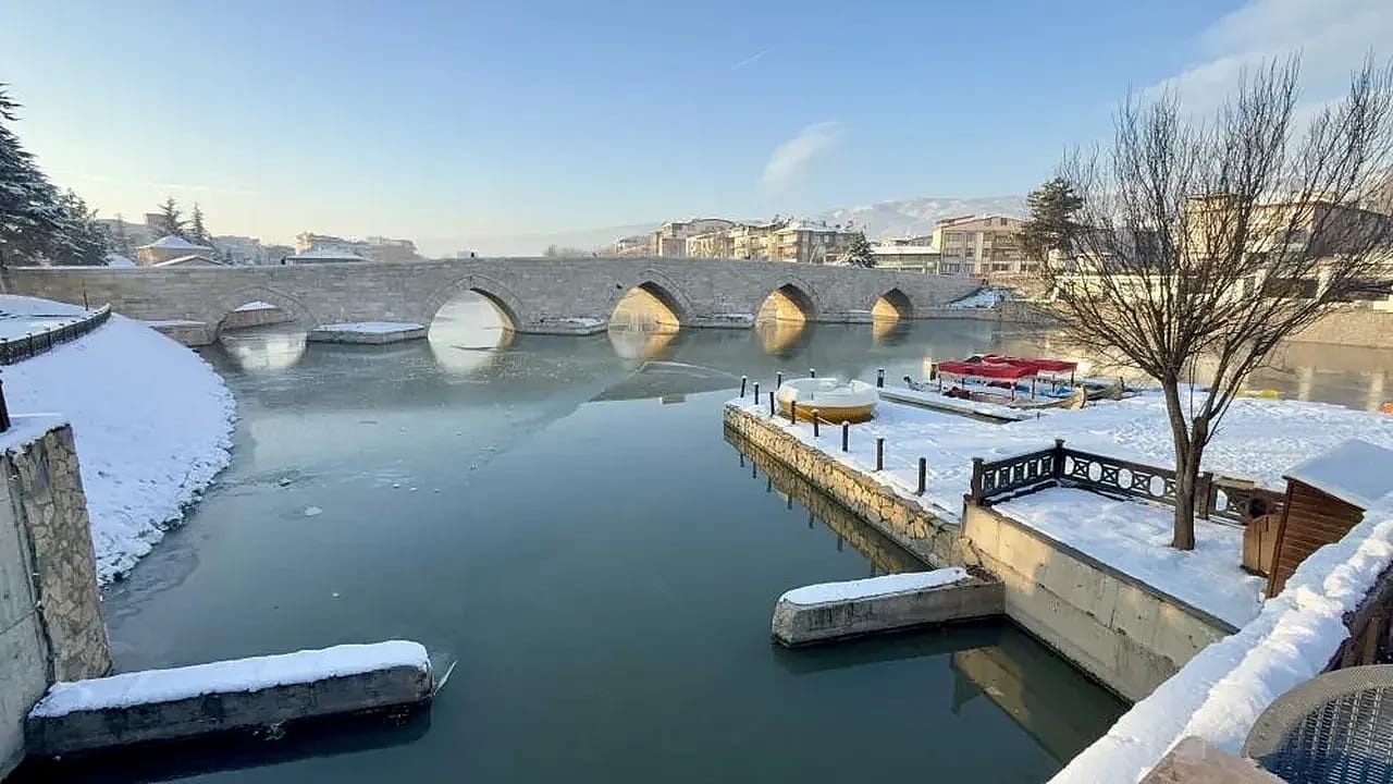 Tokat'ta Son Yüzyılın En Soğuk Ocak Ayı Yaşandı ve Yeşilırmak Buzla Kaplandı!