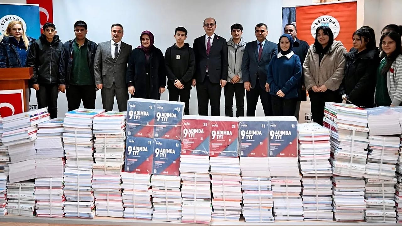 Malatya'da Sınav Adaylarına 1135 Kaynak Kitap Dağıtıldı!