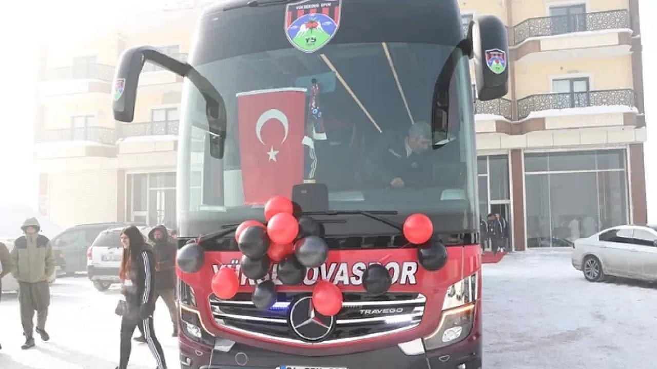 Cumhurbaşkanı Erdoğan, Şampiyon Kadın Futbol Takımına Takım Otobüsü Hediye Etti