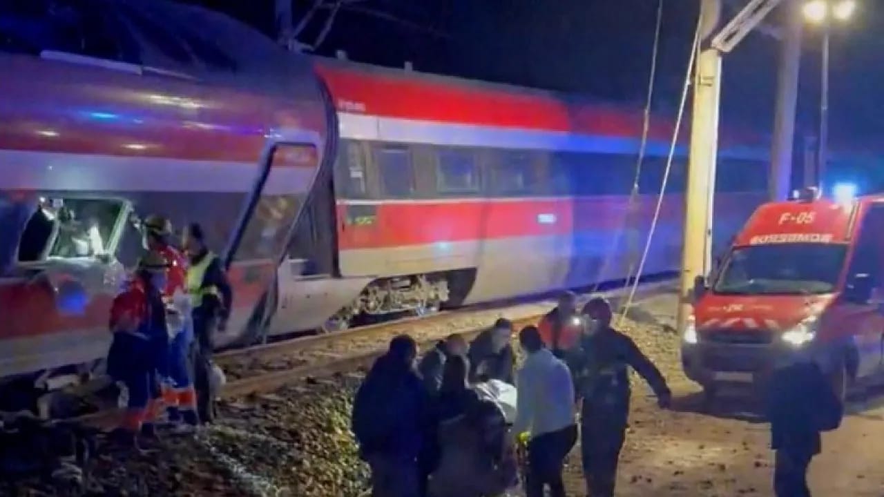 İki Hızlı Tren Raydan Çıktı, Çok Sayıda Ölü Var!
