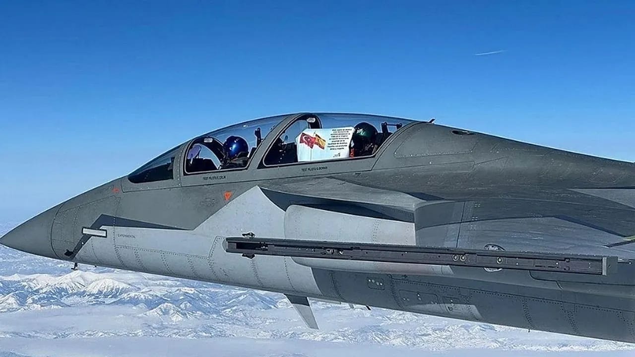 Hürjet, İspanya Tren Kazasında Yaşamını Yitirenler İçin Gökyüzünde Saygı Uçuşu Yaptı