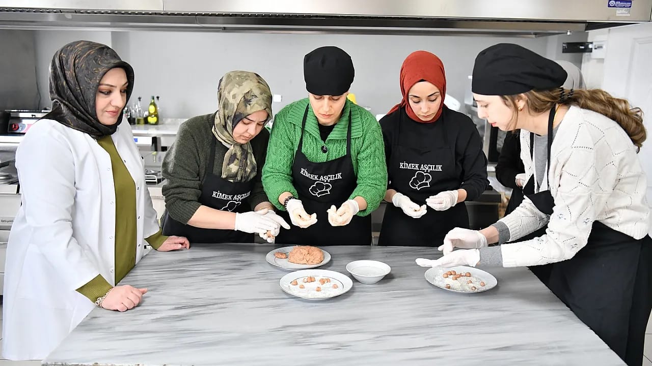 Yeşilyurt'ta Bilgisayardan Gastronomiye Ücretsiz Eğitim Fırsatı