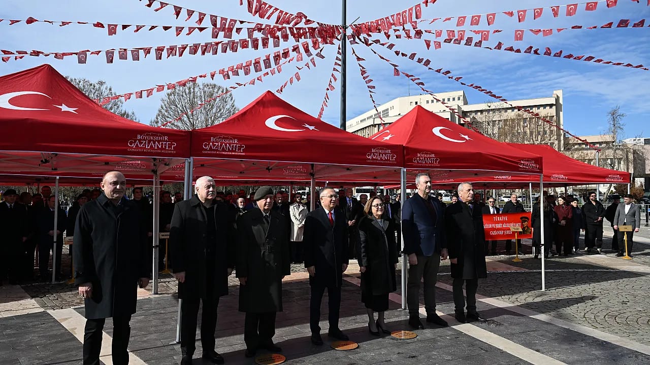 Gazi Unvanının 105. Yılında Gurur Tablosu: İstiklal Madalyası Şanlı Bayrağımızla Buluştu!