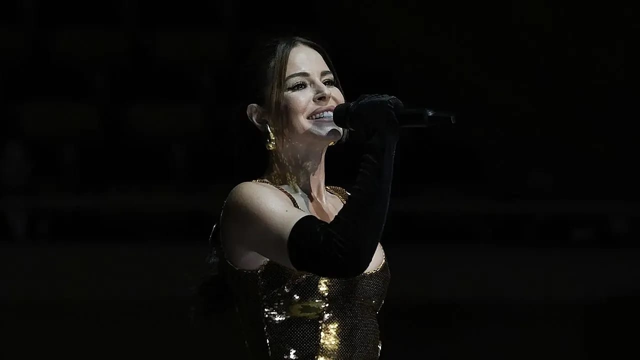 Simge Sağın Başkentte Unutulmaz Bir Akustik Performansa İmza Attı