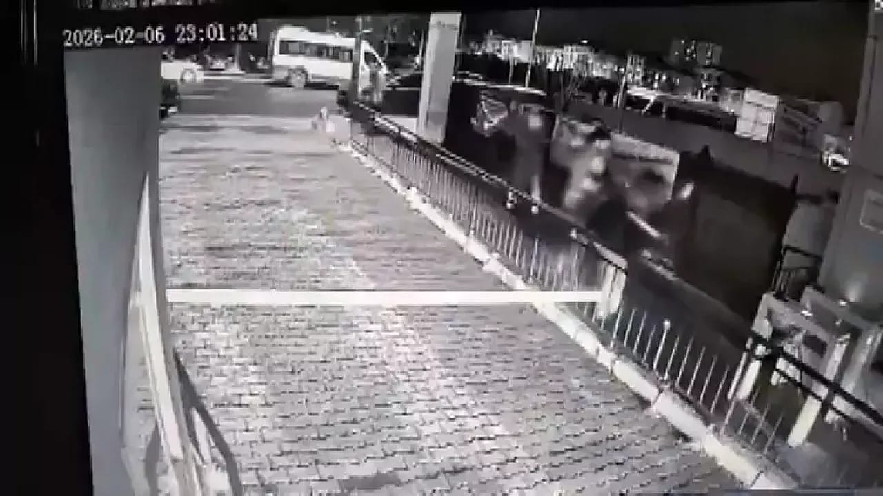 Küçükçekmece'de İnanılmaz Olay: Polis Memuru ve Eşine Sokak Ortasında Meydan Dayağı