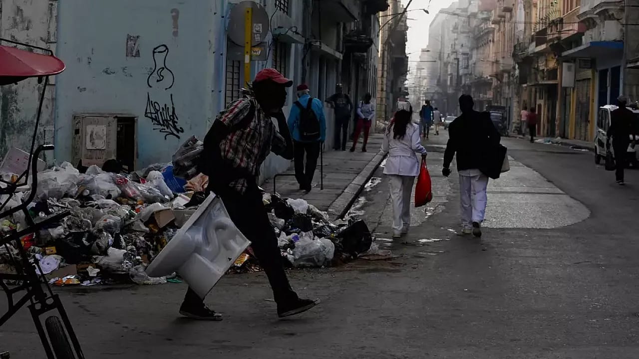 Küba'da Hayat Durma Noktasında: Başkent Çöp Dağlarına Teslim Oldu! Sadece 44 Araç Çalışıyor