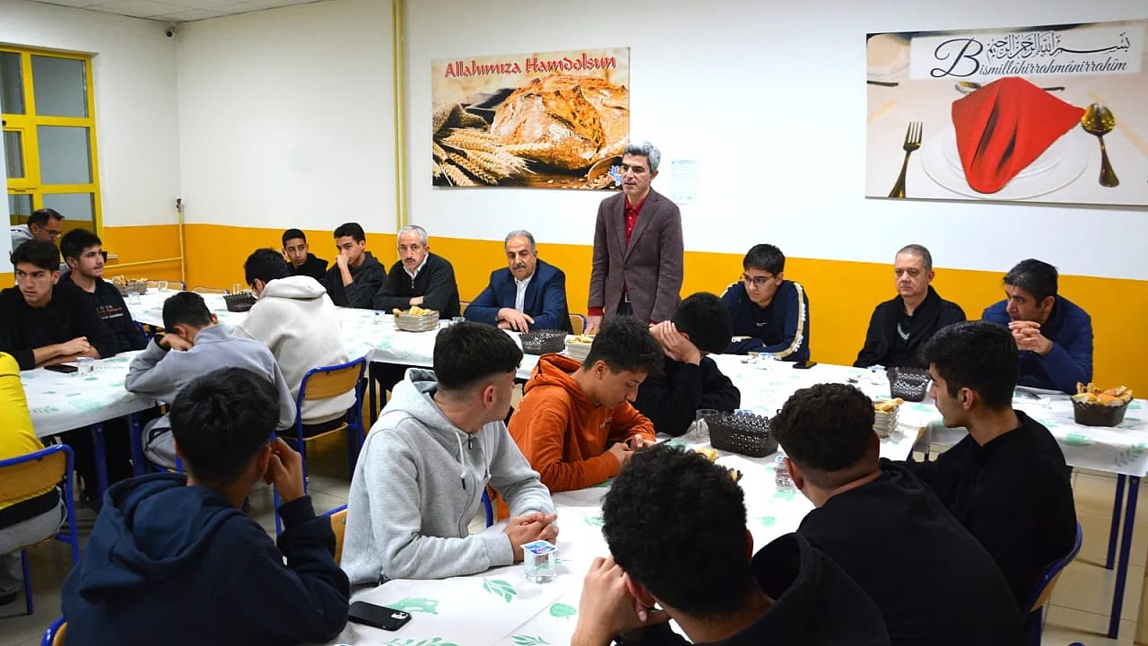 Malatya İl Milli Eğitim Müdürü Behçet Bakır İlk Sahuru Öğrencilerle Yaptı