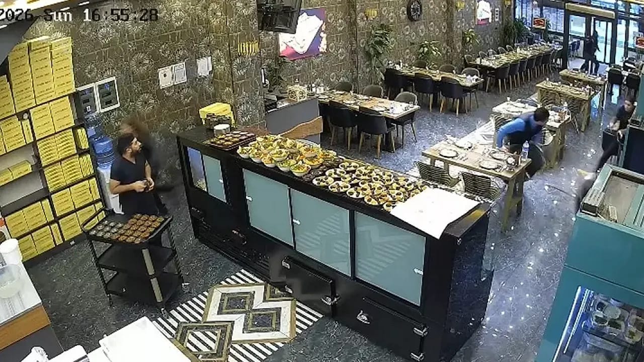 İftara 2 Saat Kala Dehşet! Sakarya'da Restoranın Tavanı Böyle Çöktü
