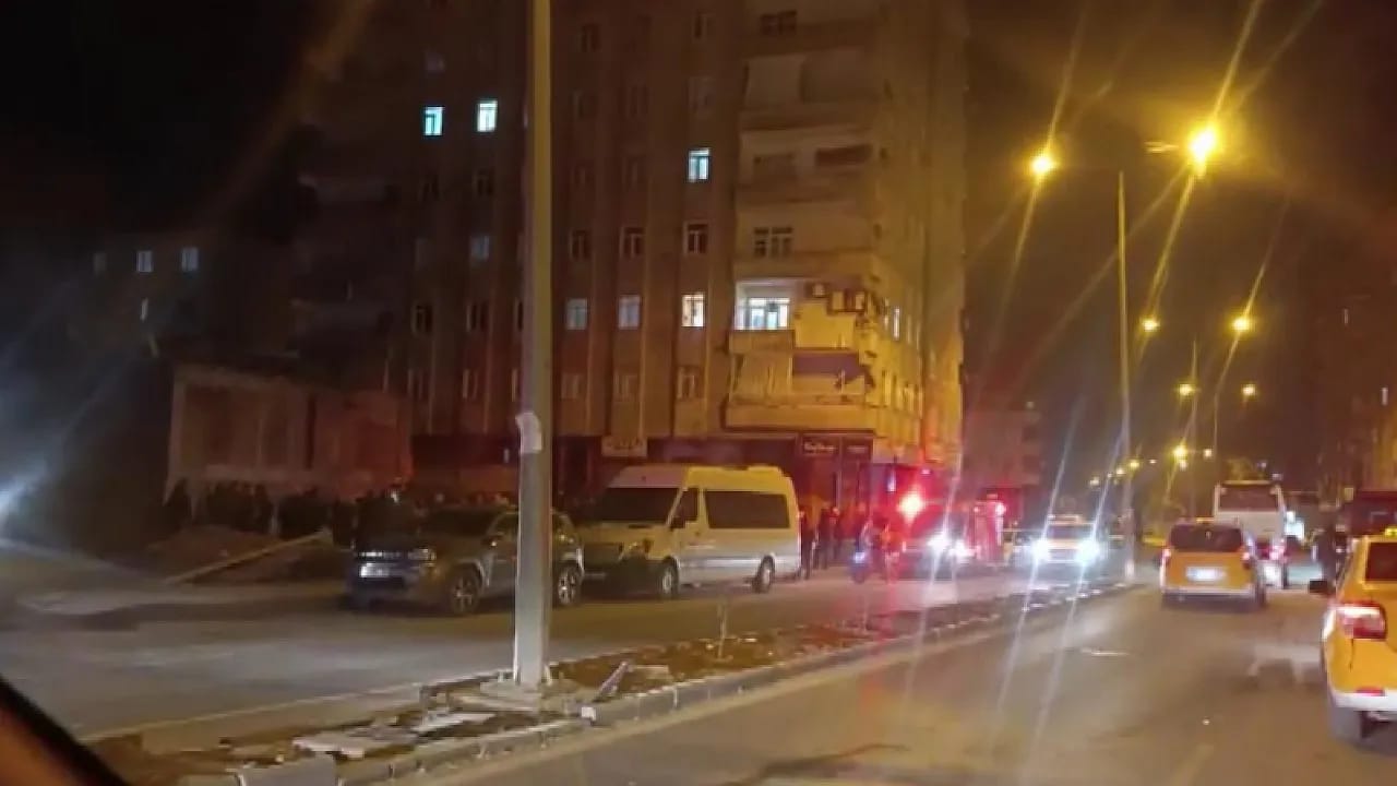 Diyarbakır'da Korkutan Sesler: 8 Katlı Apartman Acil Tahliye Edildi!