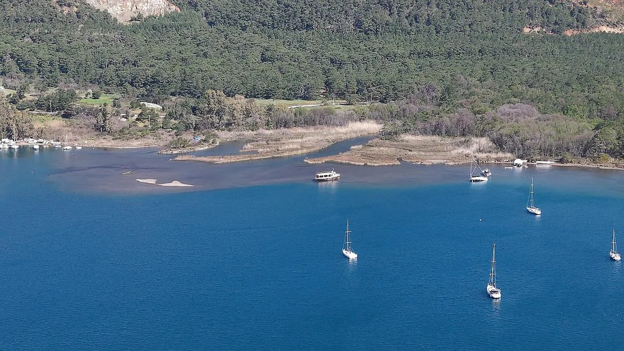 Marmaris'te Deniz Metrelerce Çekildi: Tekneler Karaya Oturdu