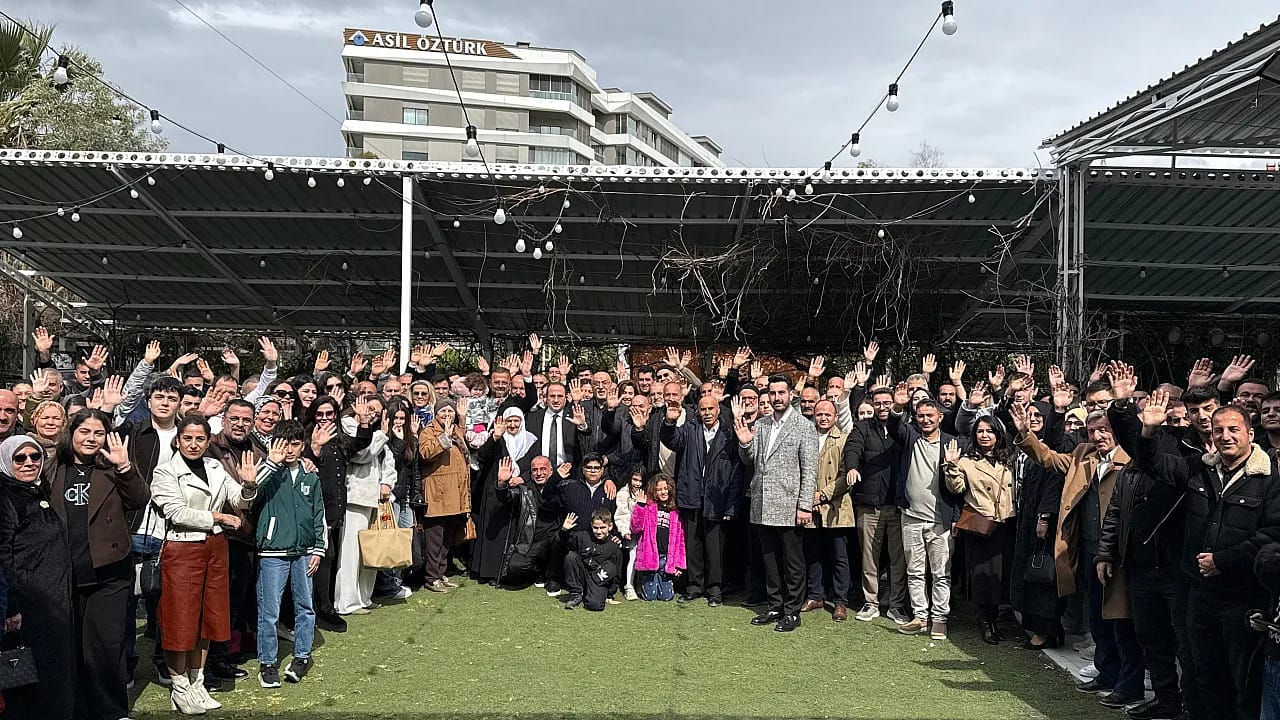 İzmir'de Kırkpınar ailesi binlerce kişinin katılımıyla bayramda buluştu