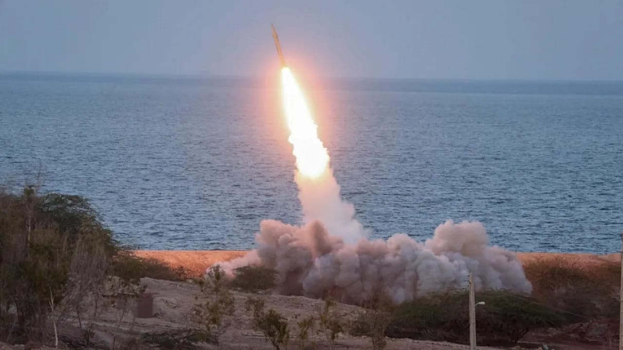 Orta Doğu'da Diplomasi ve Silahların Gölgesi: Trump'ın Erteleme Kararı Sonrası Tahran'da Patlamalar!