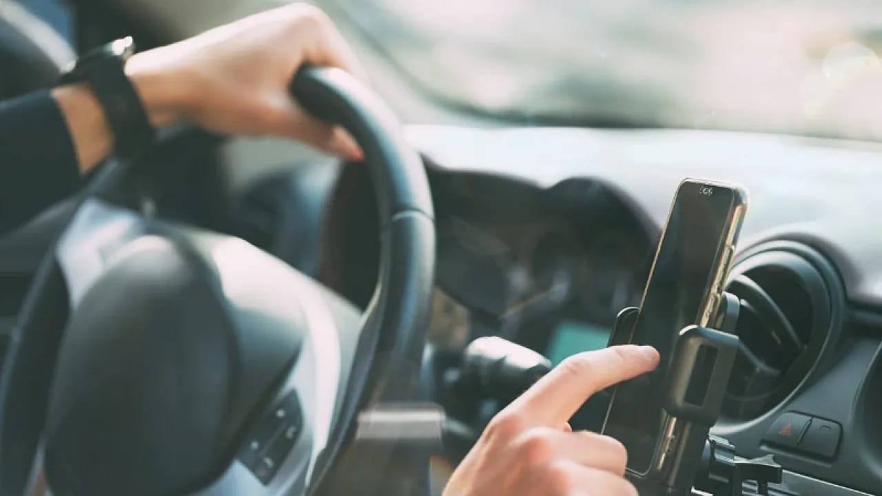 Araçta Telefon Tutucu ve Koku Yasaklandı mı? DMM'den Flaş Açıklama Geldi!