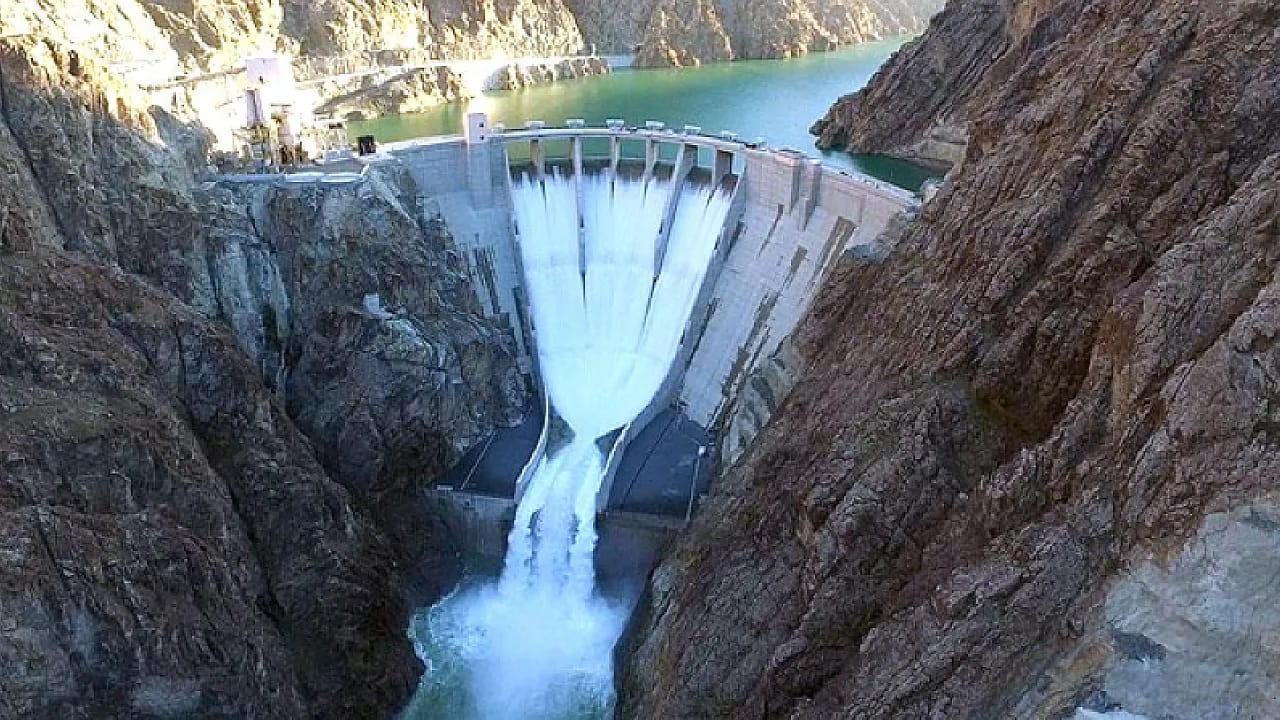 Türkiye'nin Enerjisinde Tarihi Şubat! HES'ler Rekor Kırdı, Yenilenebilir Enerji Zirveye Yerleşti!