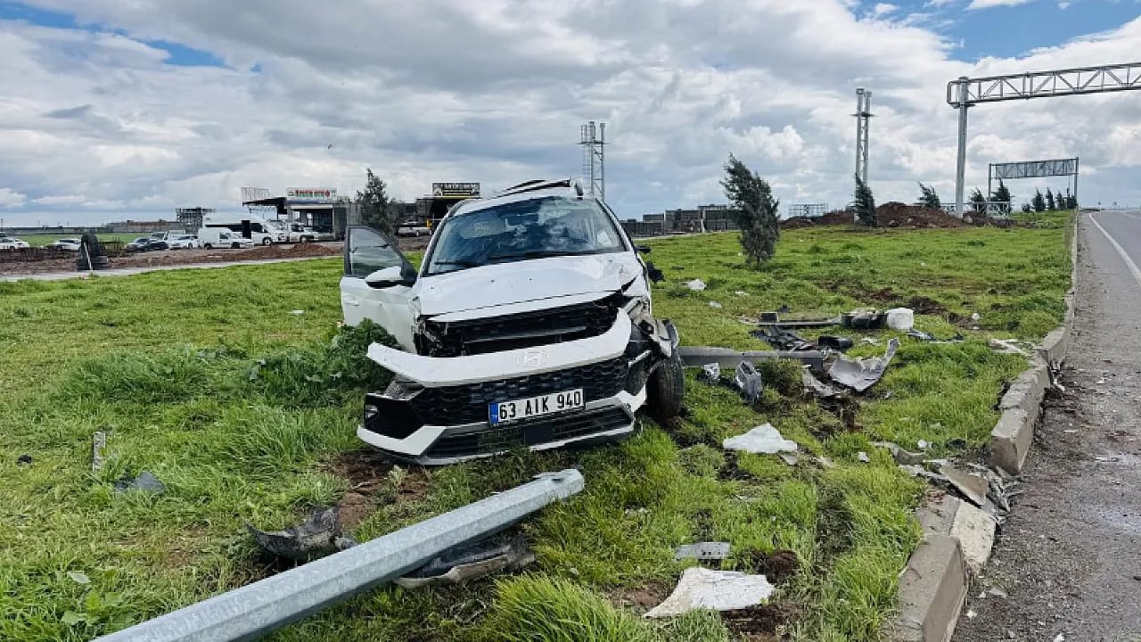 Diyarbakır'da Öğrenci Servisi ile Otomobil Çarpıştı: 15 Yaralı!