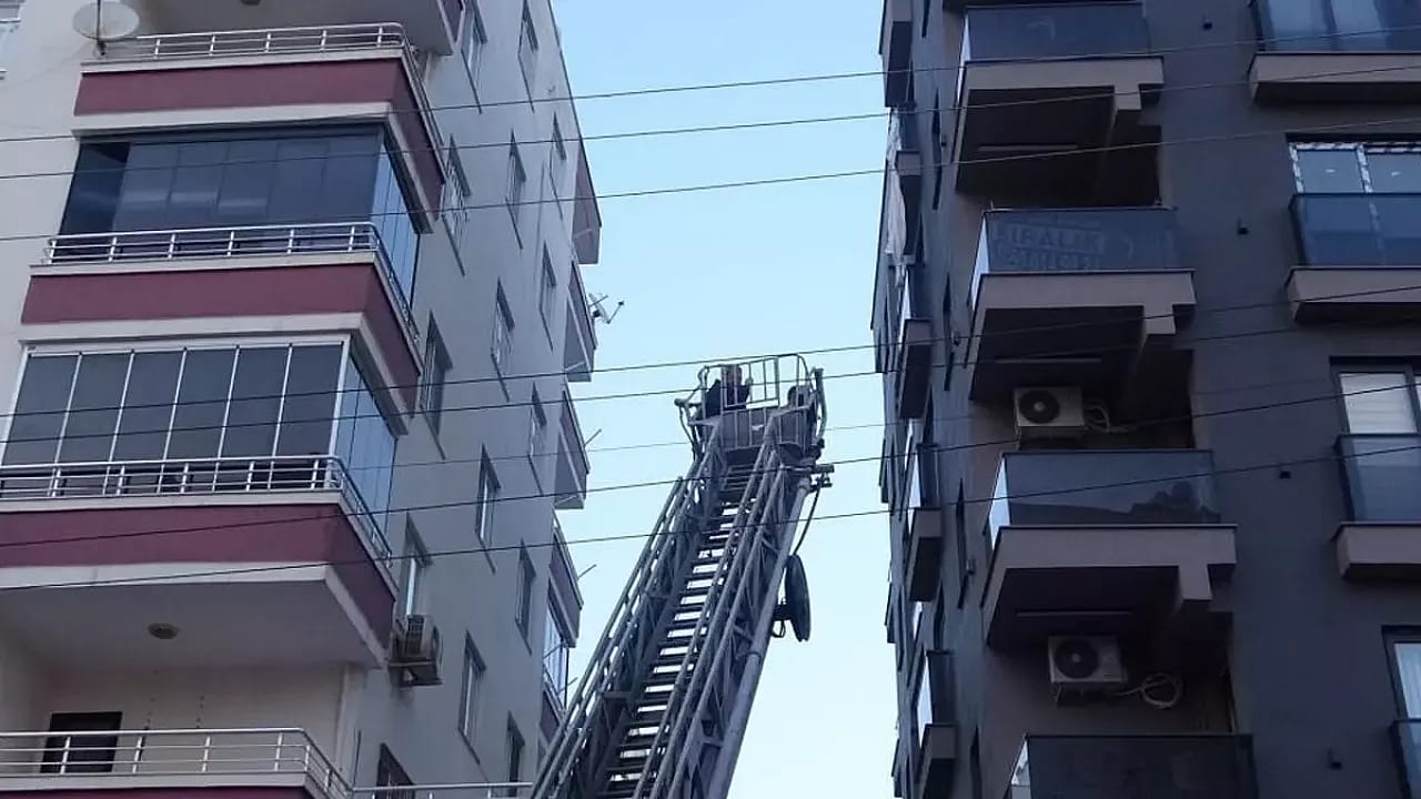 Perdeyle Firar Denemesi Balkonda Bitti! Erdemli'de Nefes Kesen Kurtarış