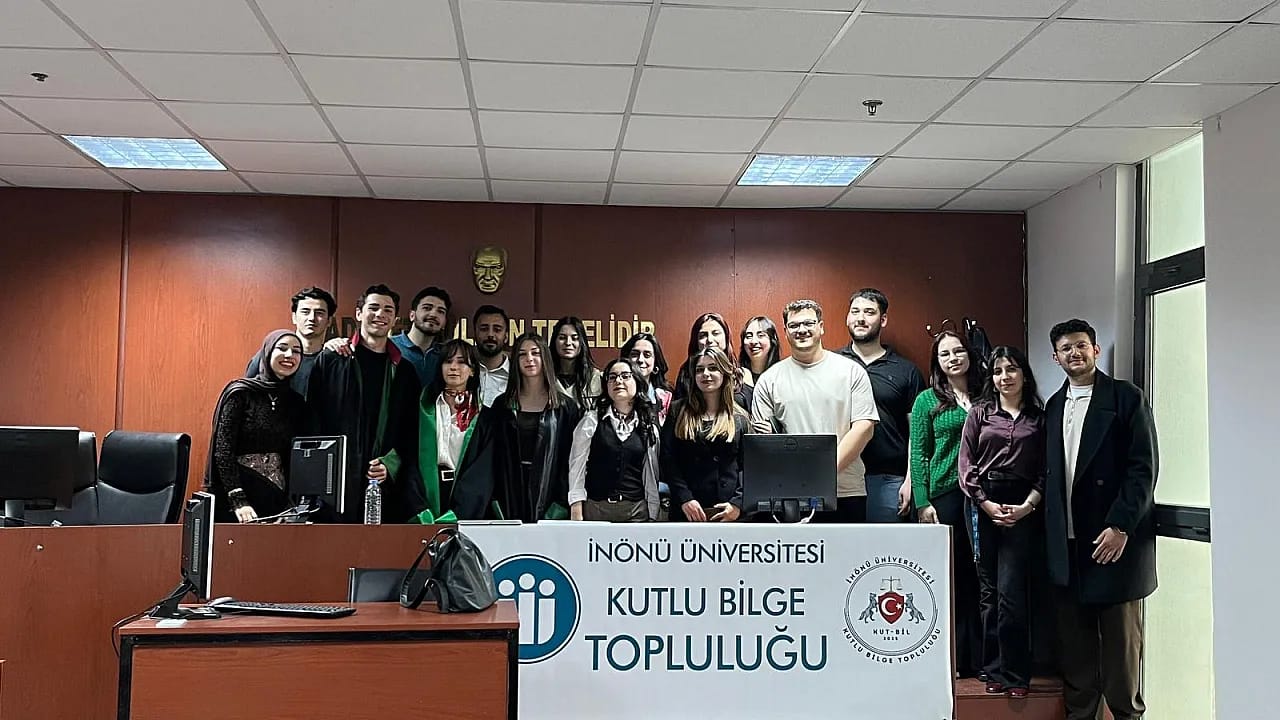 Hukuk Öğrencileri Mahkeme Salonuna Girdi! Uygulamalı Eğitim Dikkat Çekti