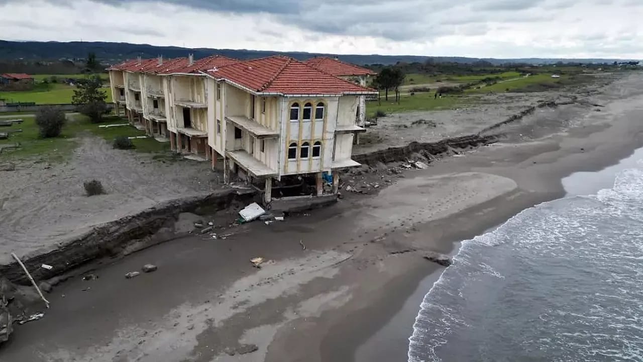 Karasu Sahilinde Doğa Felaketi: Dalgalar Tatil Köyünü Yuttu