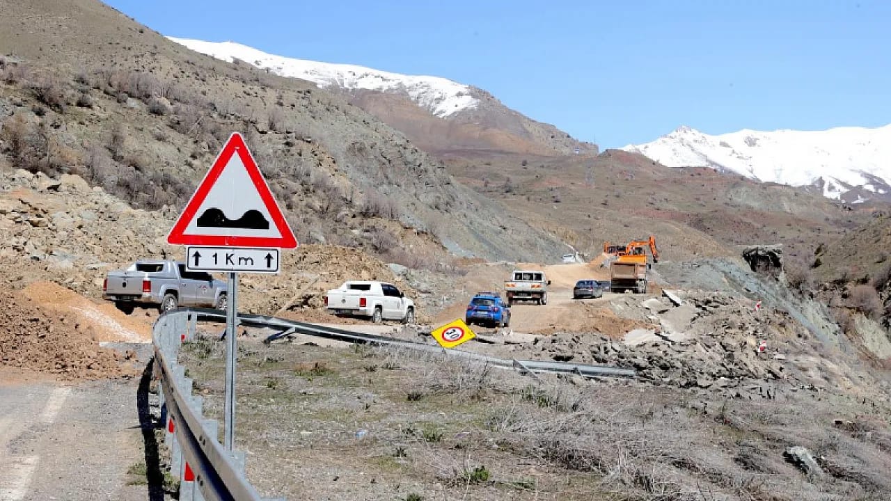Hakkari-Van Yolunda Heyelan!
