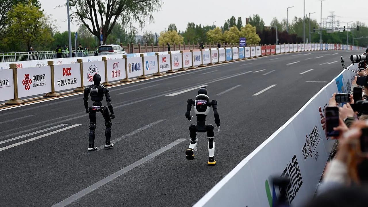 İnsanoğlu Kendi Rekorunu Makinelere Kaptırdı! Robotlar Maraton Pistinde Tarih Yazdı