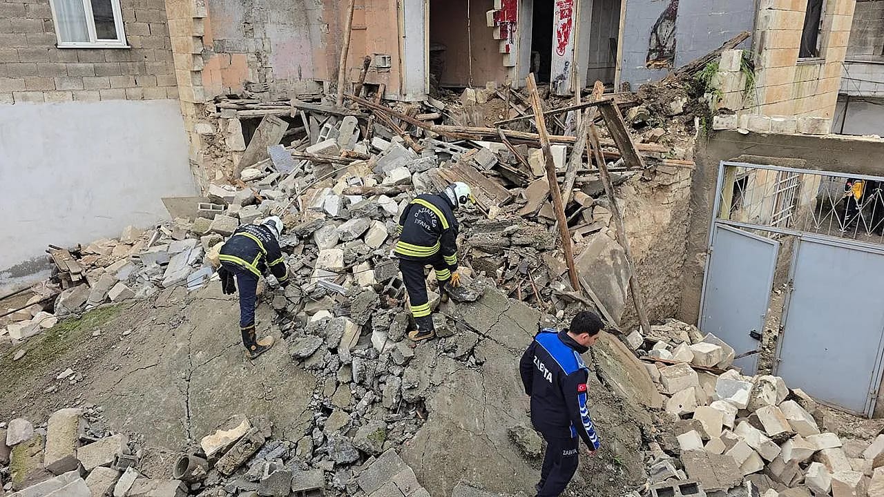 Gaziantep'te Korkutan Çökme! Enkaz Girişi Kapattı, İtfaiye Zamana Karşı Yarıştı