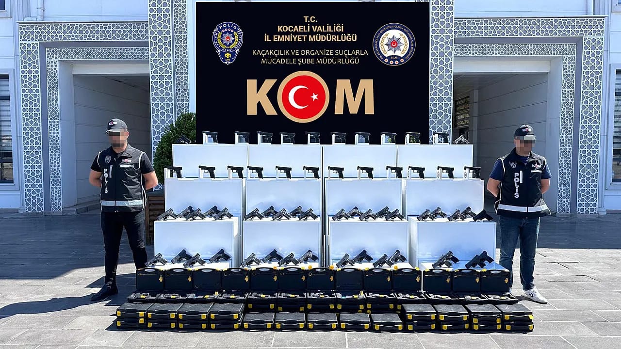 Otoyolda Cephanelik Çıktı! Kocaeli' de Minibüsten 60 Ruhsatsız Tabanca Fışkırdı