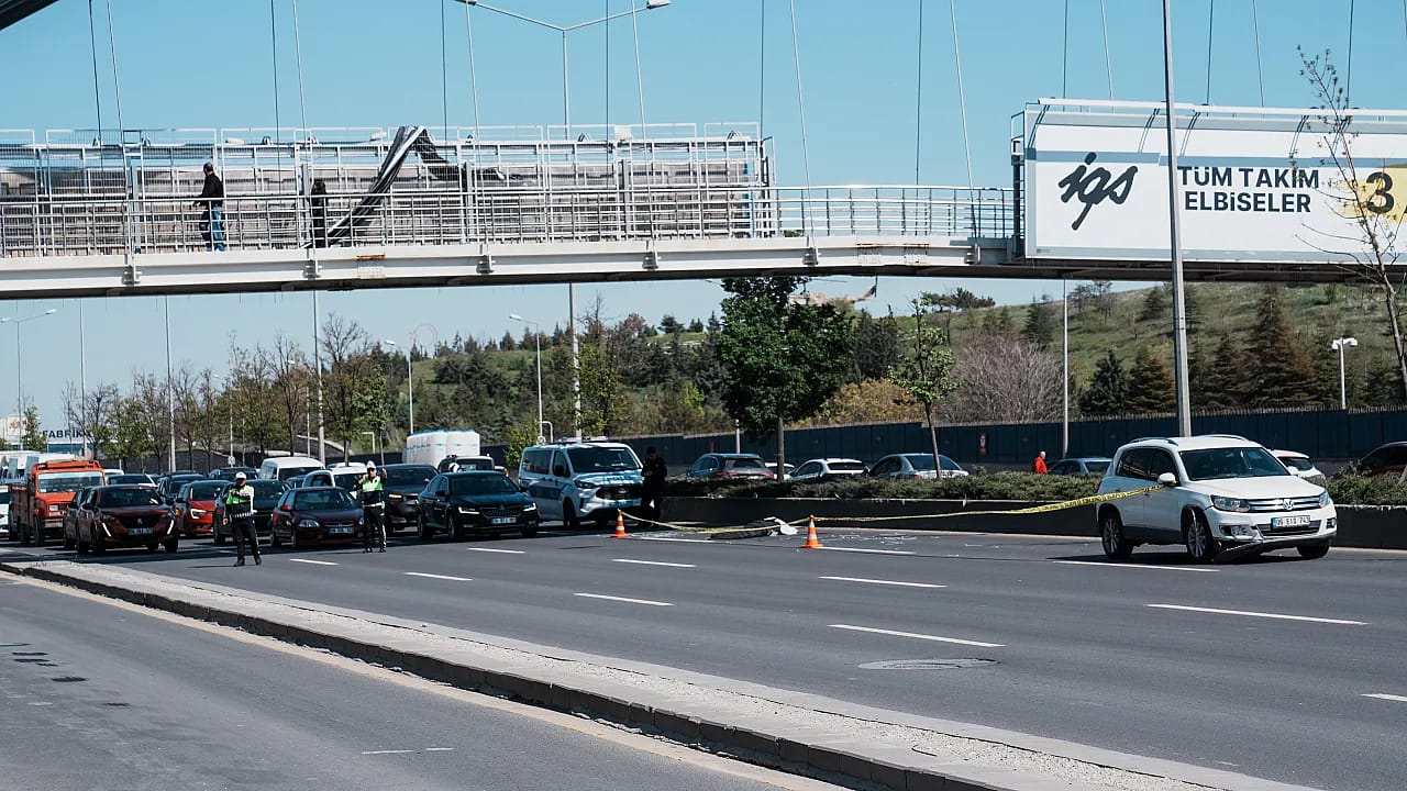 Ankara'da Üst Geçitte Feci Ölüm! Afiş Asarken Yola Düşen İşçiden Acı Haber