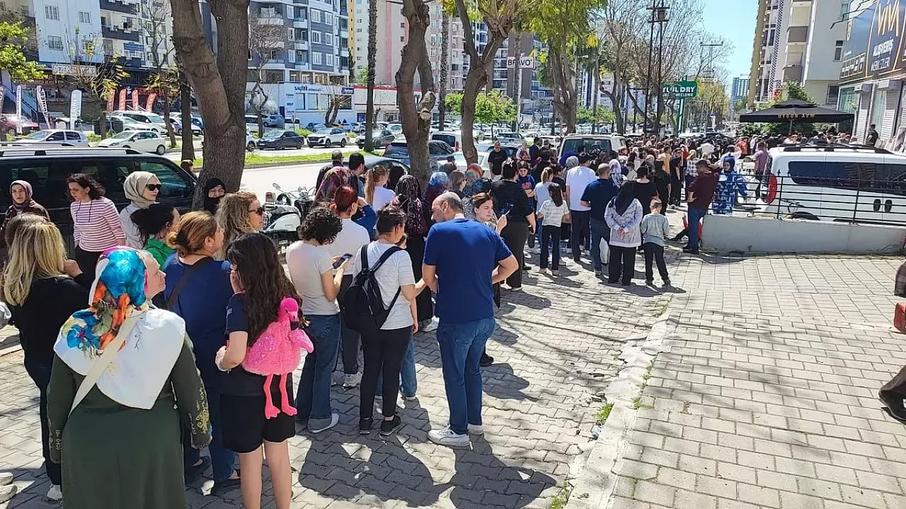 100 TL'ye Her Şey! İndirimi Duyanlar Birbirini Ezdi, Yaşlı Kadın Fenalaştı