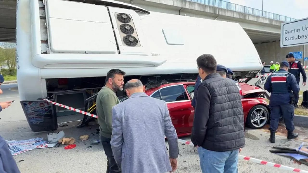 Bartın'da Öğrenci Otobüsü Otomobilin Üzerine Devrildi! 46 Yaralı