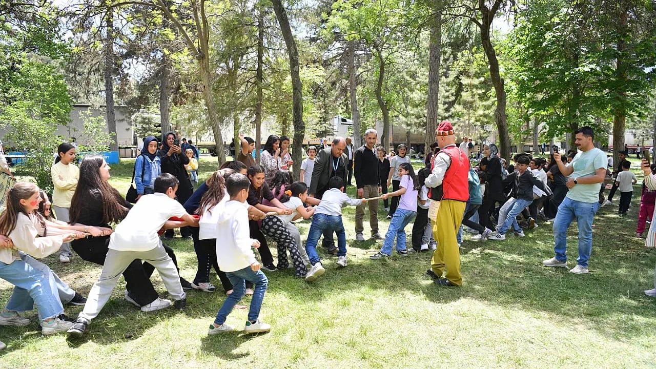 Malatya'da Çocuk Şenliği Yoğun İlgi Gördü! Aileler ve Öğrenciler Aynı Alanda Buluştu