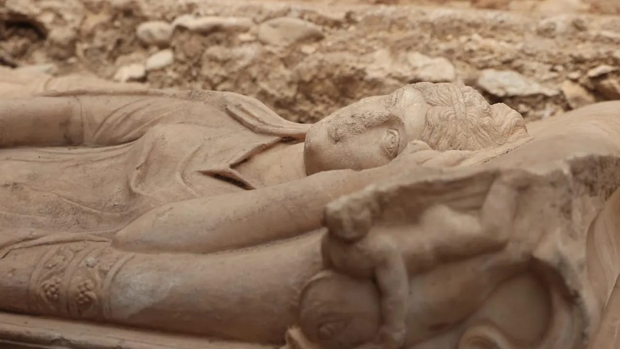 Olympos'ta 10 Metrelik Anıtsal Mezar Gün Yüzüne Çıkarıldı!