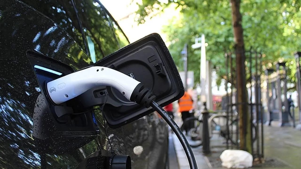 Otomotiv Pazarı Kabuk Değiştiriyor! Elektrikli Ve Hibrit Satışları İlk 4 Ayda 150 Bin Sınırında