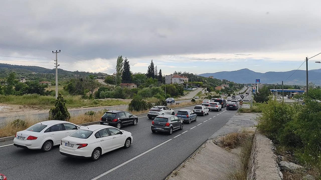Muğla Girişinde Kilometrelerce Araç Kuyruğu! Tatil Trafiği Durma Noktasına Getirdi