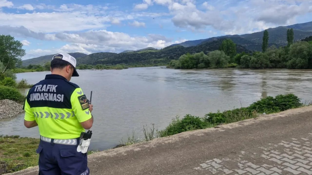 Kelkit Çayı'nda Kayıp Alarmı! İki Kişiyi Arama Çalışmaları Sürüyor