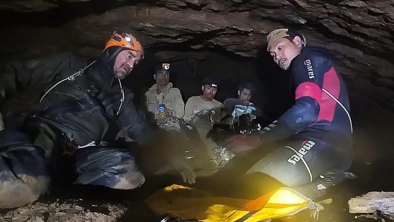 Laos'ta Mağarada Mahsur Kalan Madenciler Kendi İmkânlarıyla Kurtuldu