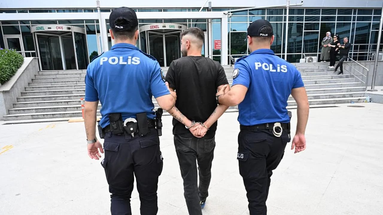 Kırmızı Bültenle Aranan Firari Mersin'de Yakalandı