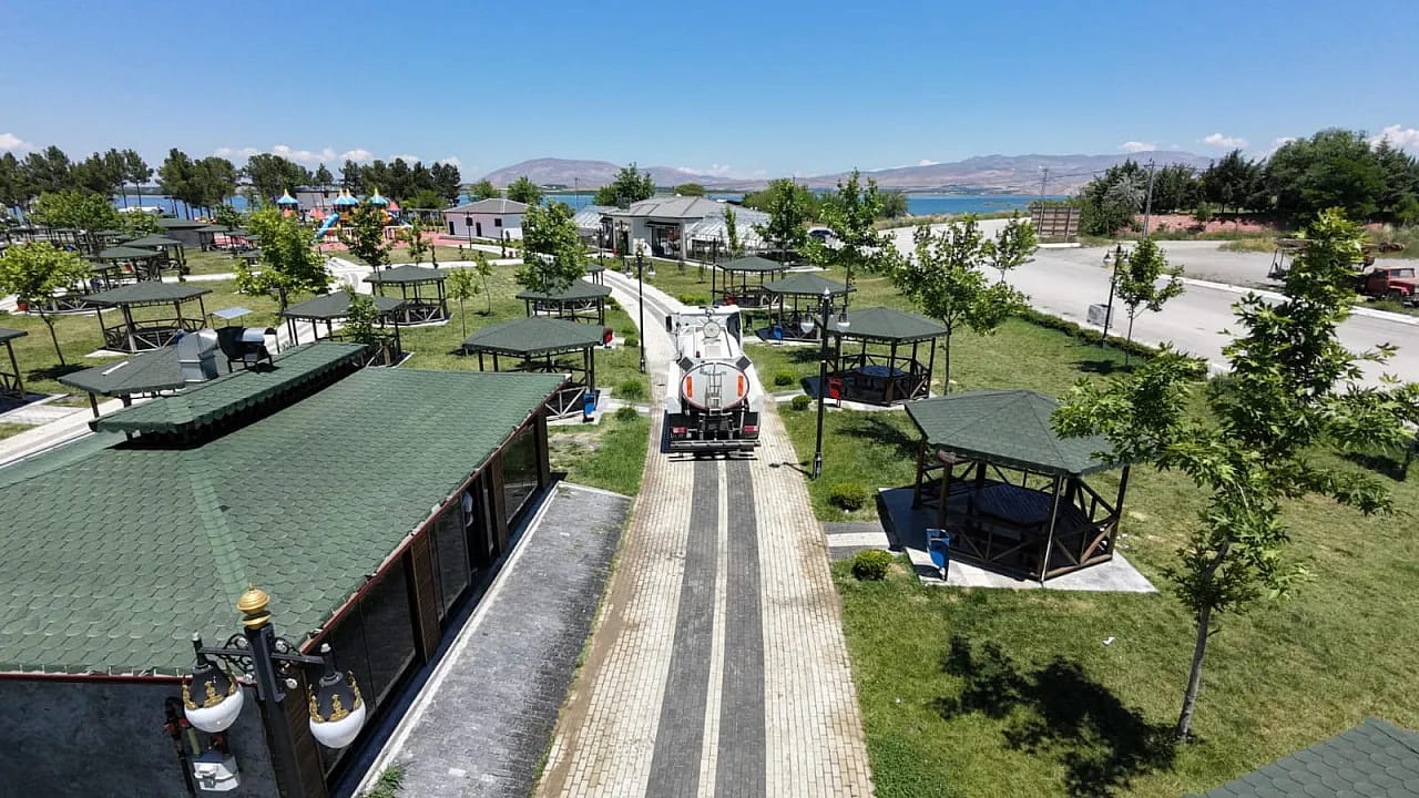 Kırkgöz Sahil Parkı Yaz Sezonuna Temiz ve Düzenli Girdi! Battalgazi'de Temizlik Mesaisi