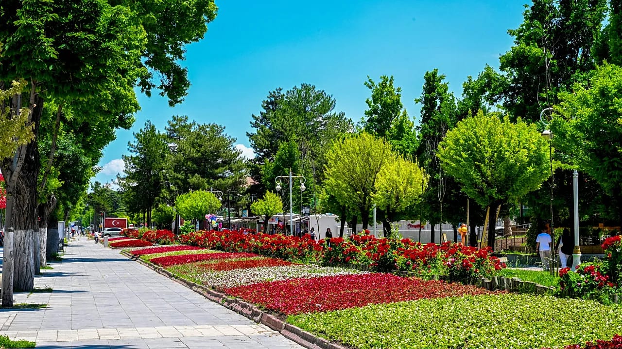Malatya'da Kavşak ve Parklar Çiçeklerle Yeniden Canlandı