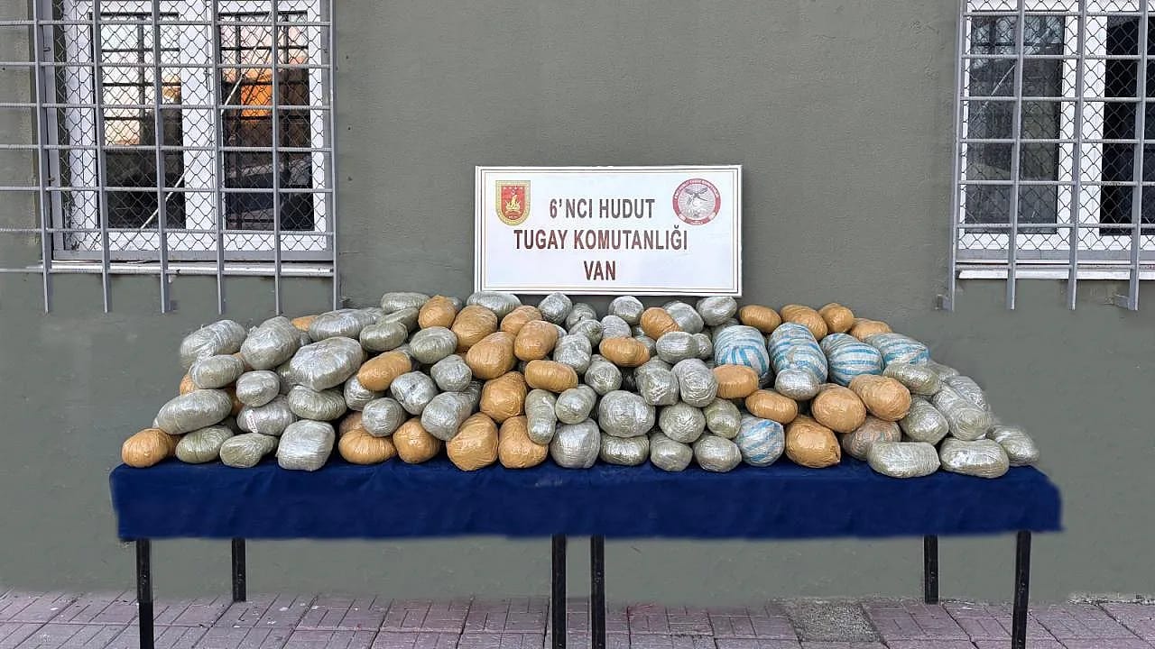 Van Sınırında Nefes Kesen Operasyon! Çuvallardan Çıkanlar Ekipleri Bile Şaşırttı!