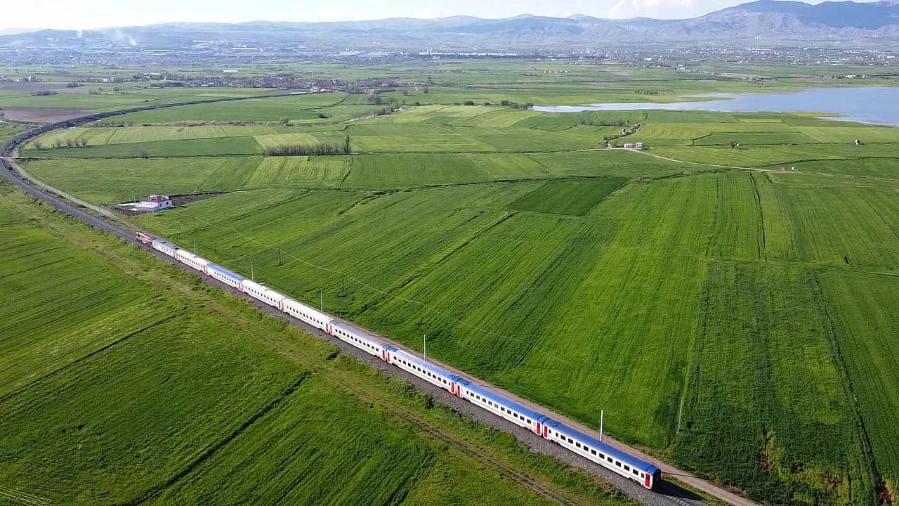 Malatya'dan Geçen Bu Tren Görenleri Hayran Bırakıyor!