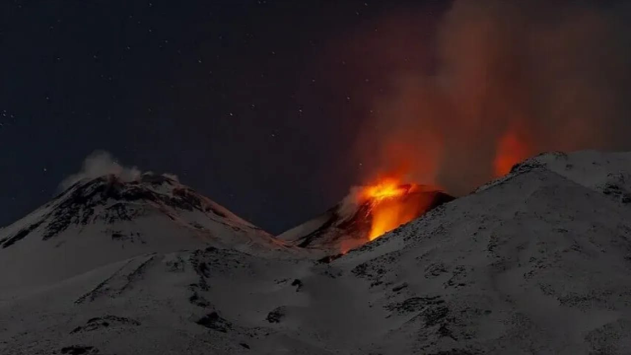 Etna Yanardağı Yeniden Kül Püskürttü!