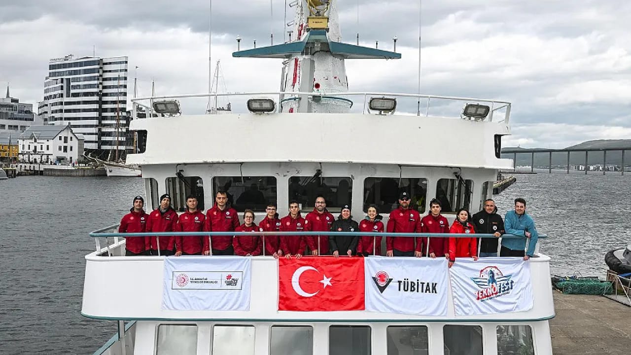 Türkiye'nin Kuzey Kutbu Yolculuğu Başladı! Bilim İnsanları Arktik'te Verilerin Peşinde