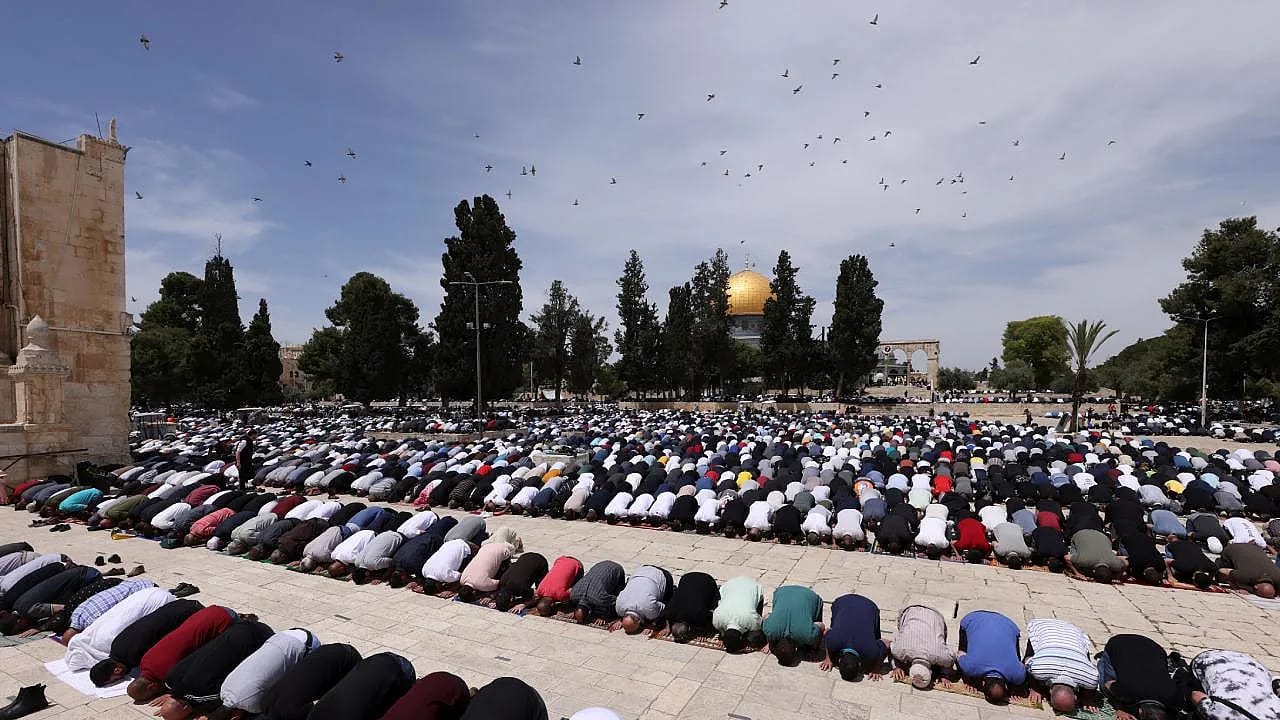 Doğu Kudüs'te Cuma Hareketliliği! On Binler Mescid-i Aksa'da İbadet İçin Buluştu